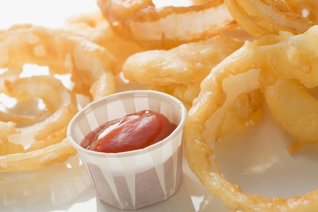 Deep-fried onion rings with ketchup