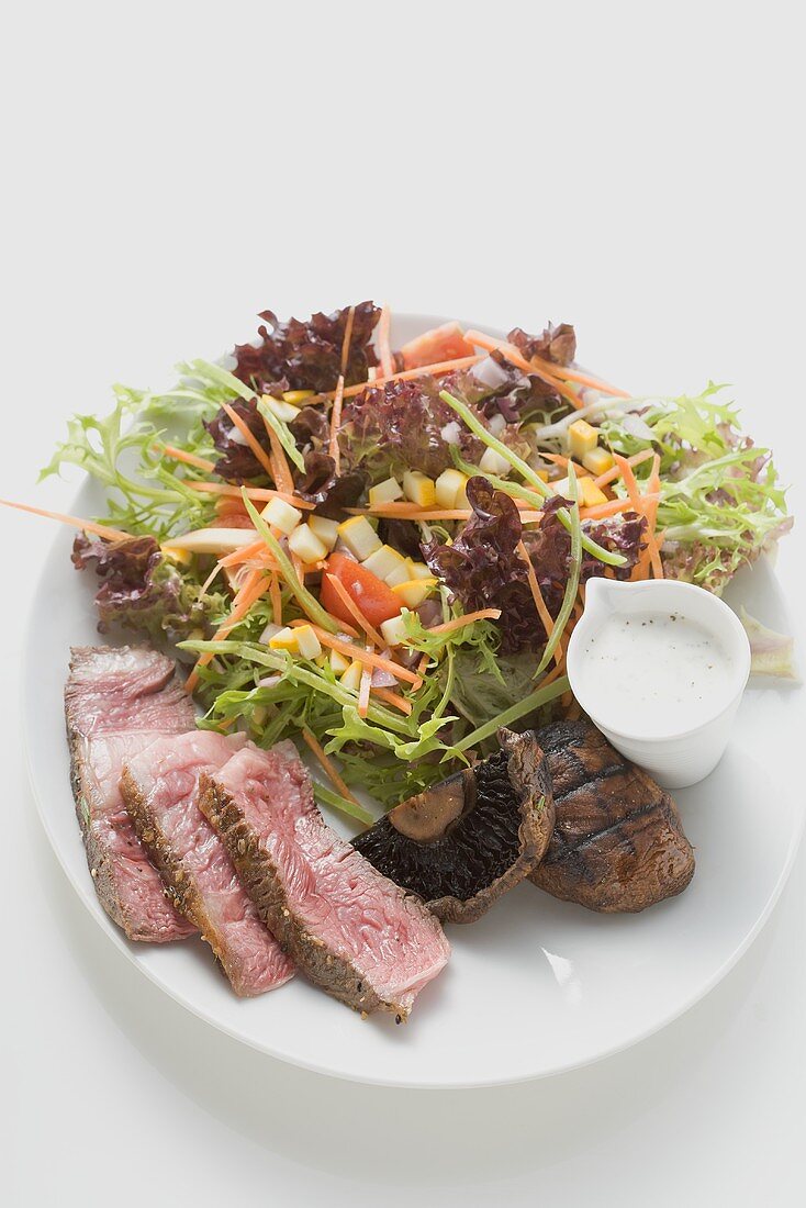 Steaksalat mit Pilzen und Dressing