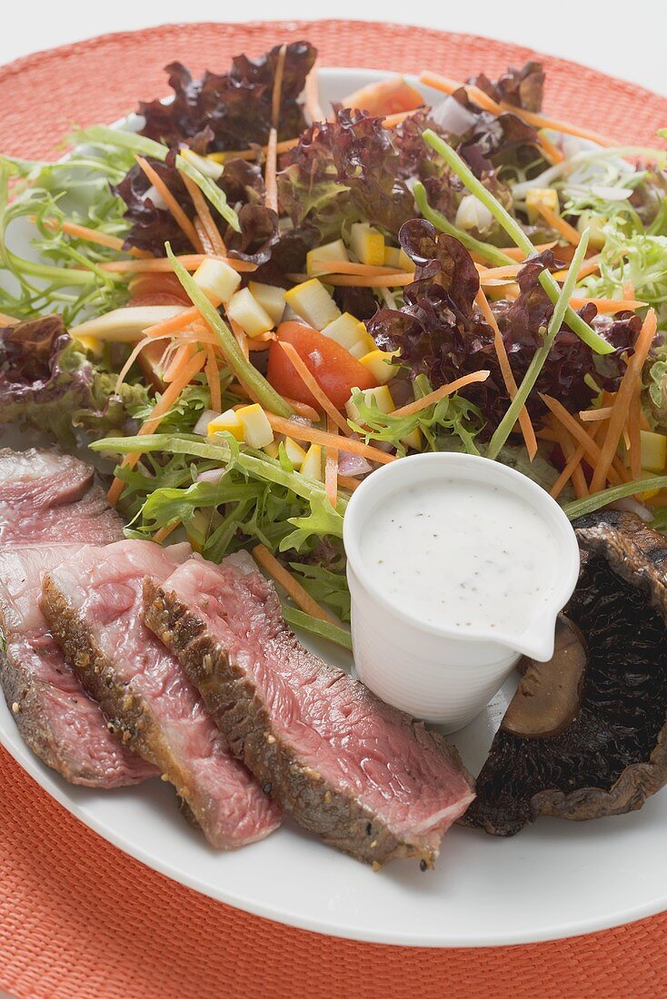 Steaksalat mit Pilzen und Dressing