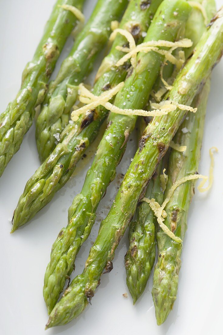 Gebratener grüner Spargel mit Zitronenzesten (Draufsicht)