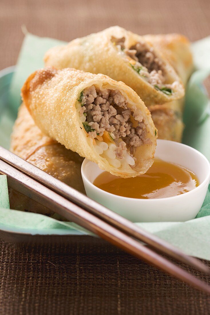 Spring rolls with mince filling and dip (Asia)