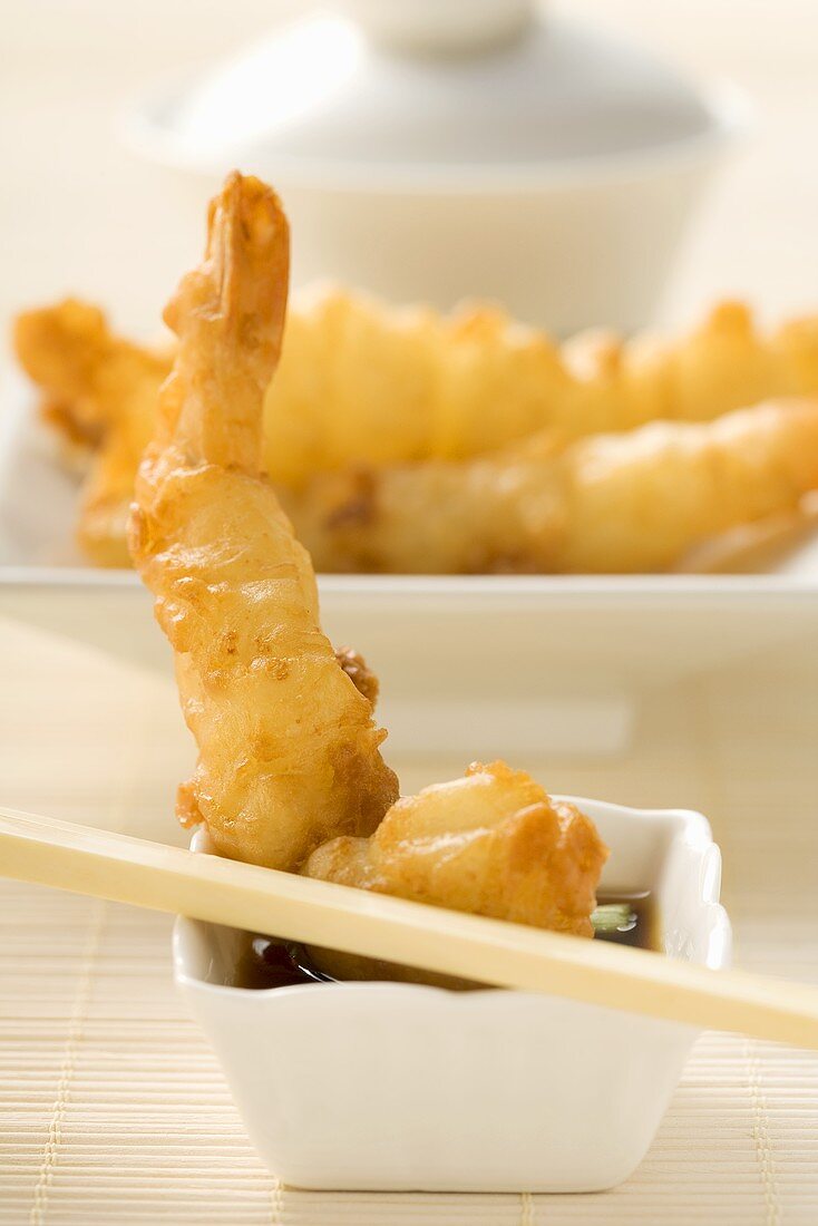 Frittierte Shrimps im Backteig mit Sojasauce (Asien)