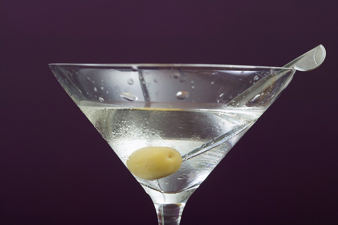 Martini mit Olive im Glas