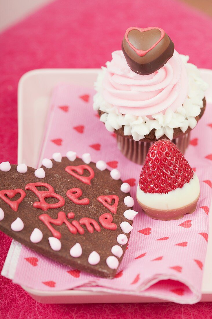 Cupcake, Schokoladenerdbeere und Schokoherz zum Valentinstag