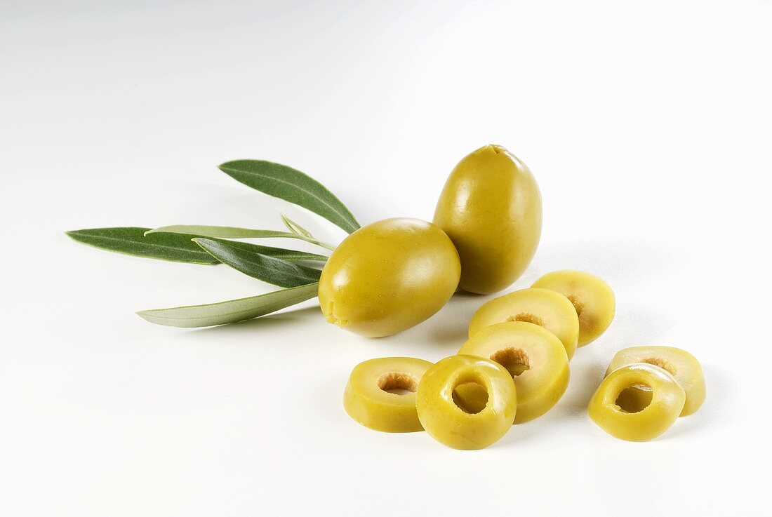 Grüne Oliven, ganz und in Ringe geschnitten