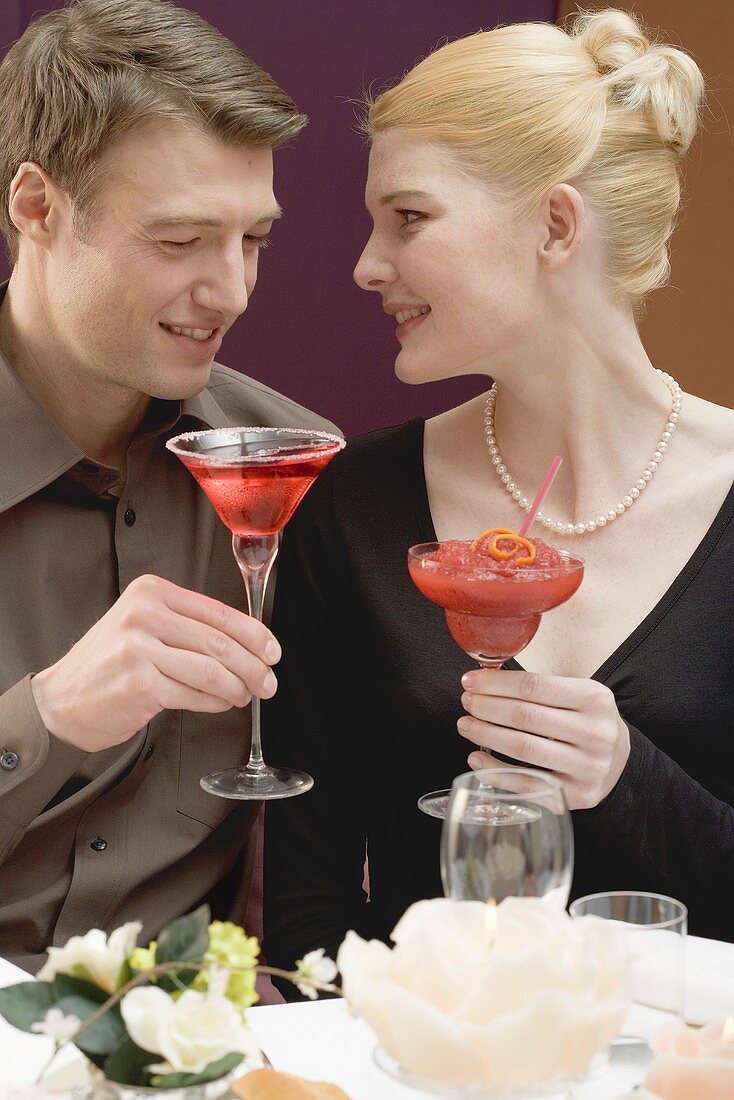 Paar mit Drinks beim romantischen Essen