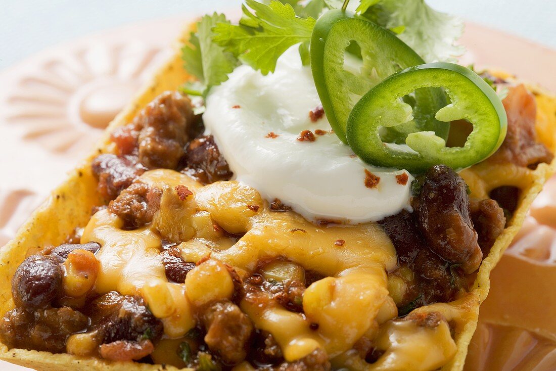 Chili con carne with cheese in corn shell (Mexico)