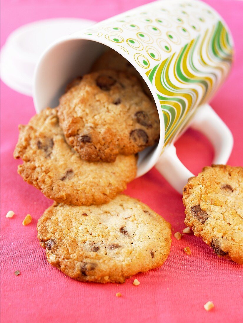 Chocolate Chip Cookies in umgekippter Tasse