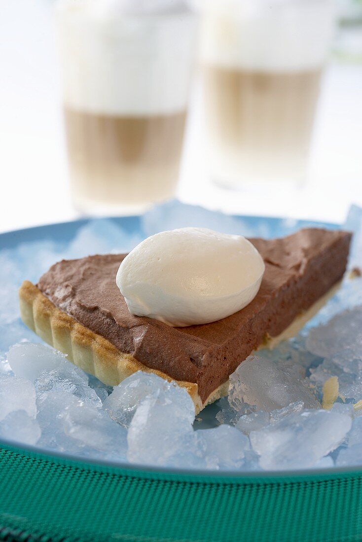 Stück Schokoladenpie mit Sahne auf Eiswürfeln