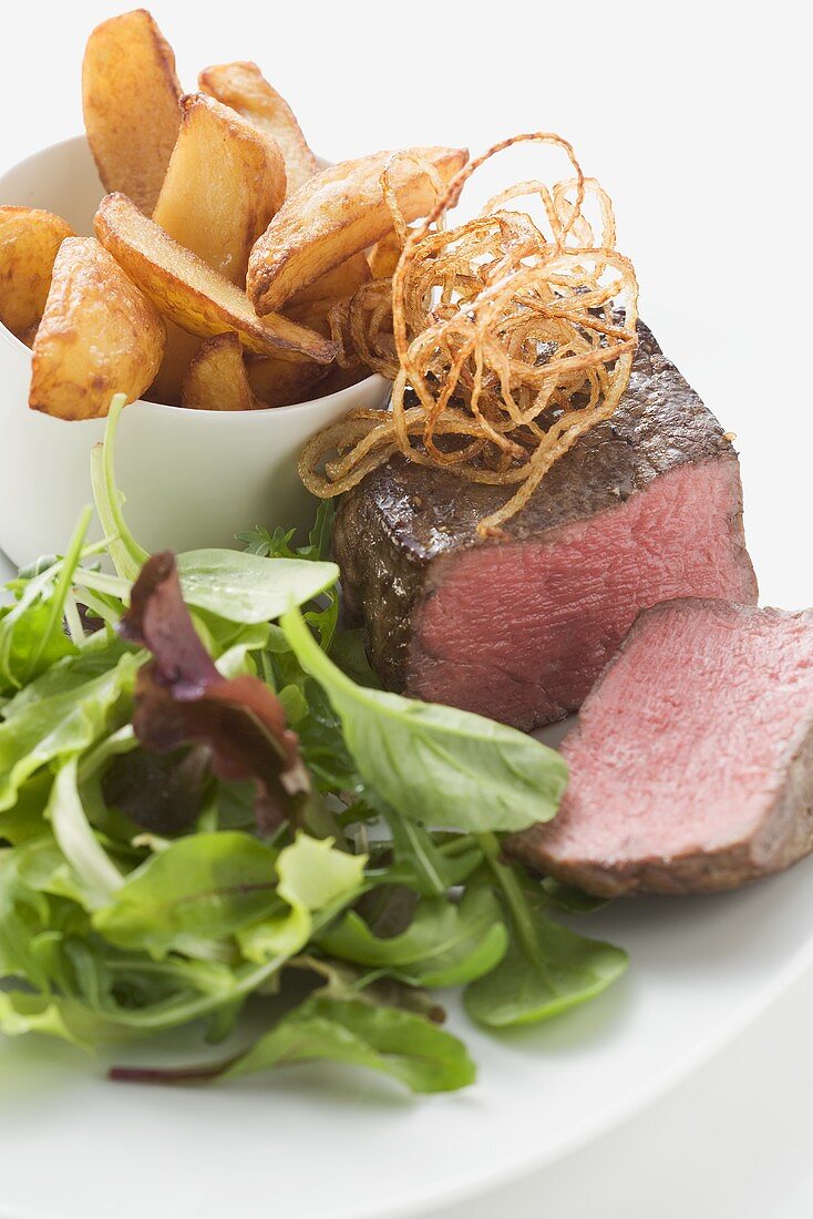 Rinderfilet mit frittierten Zwiebeln, Salat und Potato Wedges