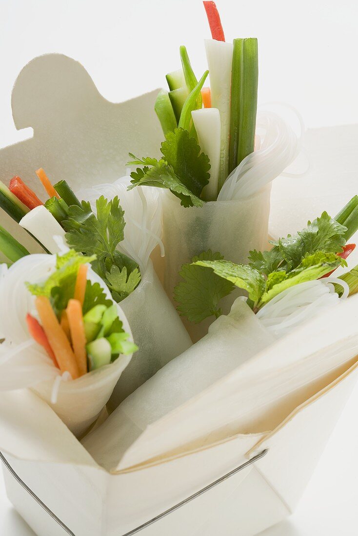 Reispapierröllchen mit Gemüsefüllung im Take-Out-Behälter