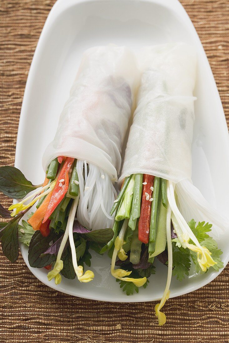 Reispapierröllchen mit Gemüsefüllung und Glasnudeln