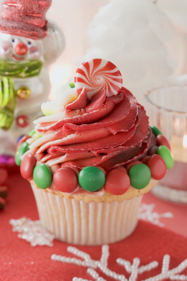 Cupcake, verziert mit Weihnachtssüssigkeiten