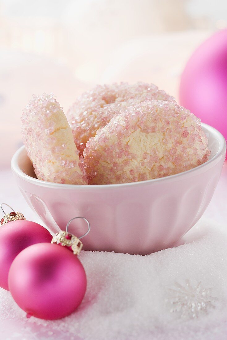 Weihnachtsplätzchen mit rosa Zucker, Christbaumkugeln