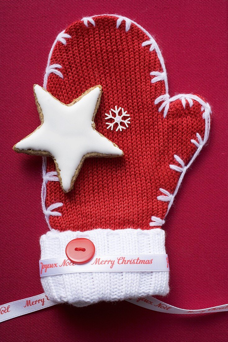 Cinnamon star on festive mitten