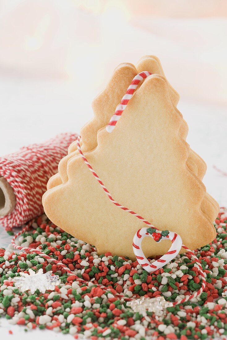 Fir tree biscuits, kitchen string and sweets