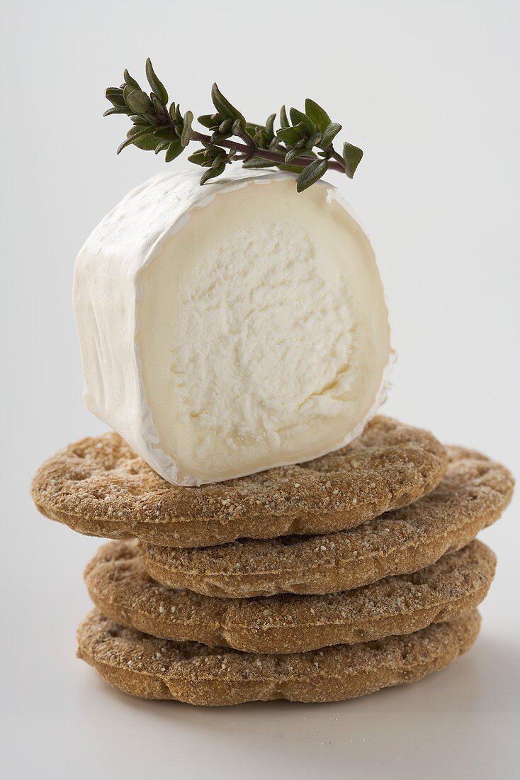 Goat's cheese with thyme on wholemeal crackers
