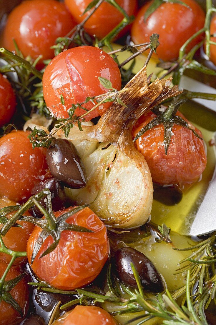 Gebratene Kirschtomaten mit Knoblauch und Oliven (Close Up)