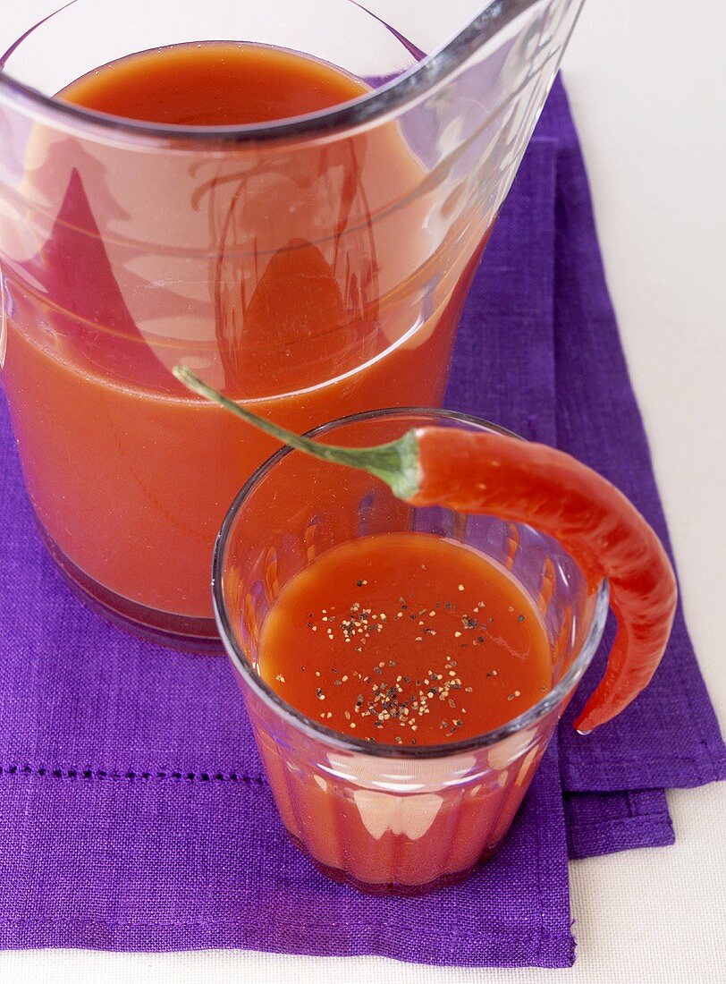 Tomatensaft mit Pfeffer und Chilischote