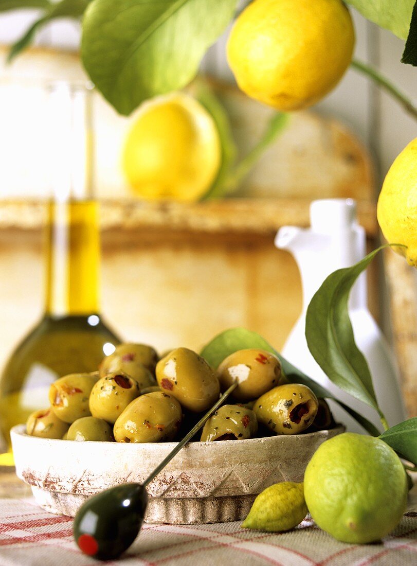Eingelegte grüne Oliven, Zitronen, Olivenöl
