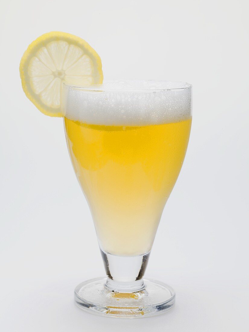 Glas Shandy Beer mit Zitronenscheibe (England)