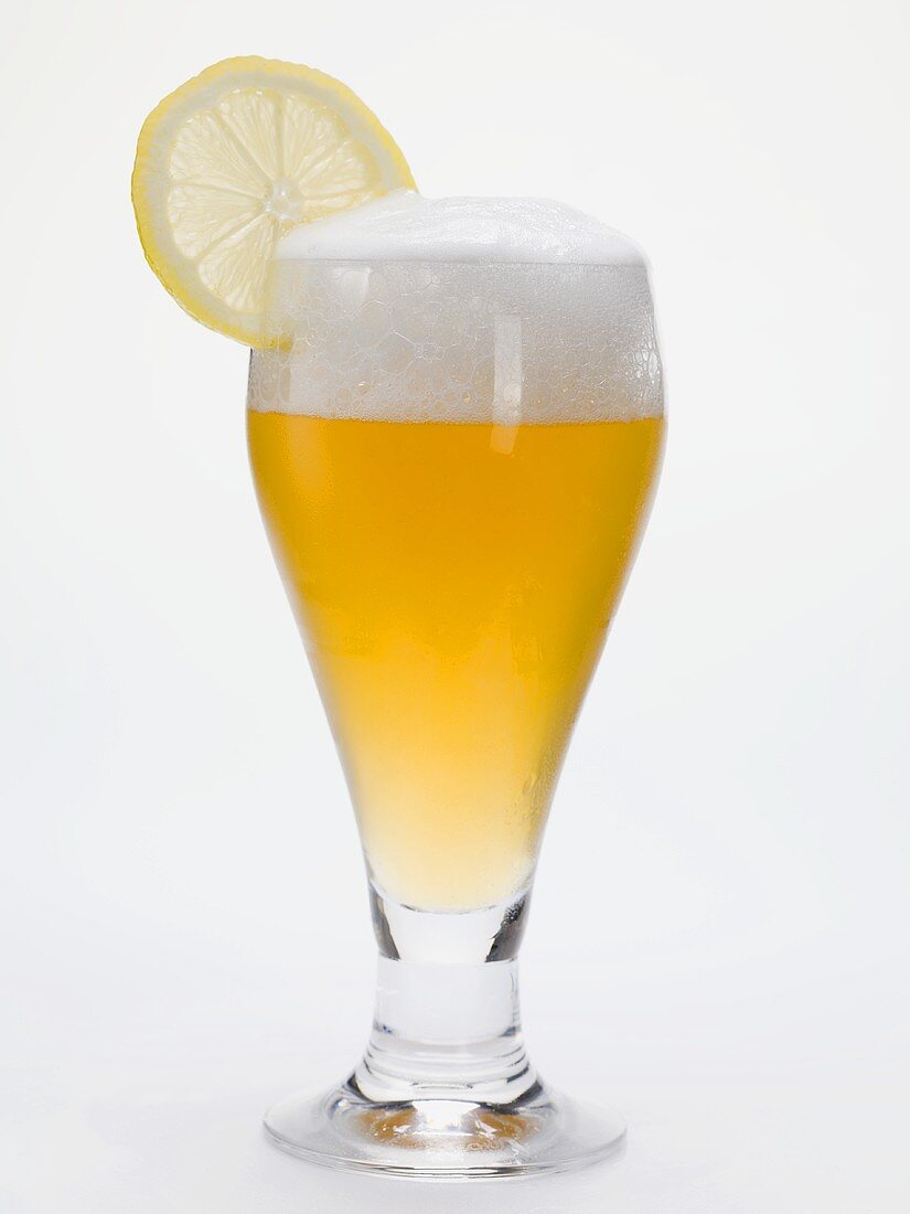 Glas Shandy Beer mit Zitronenscheibe (England)