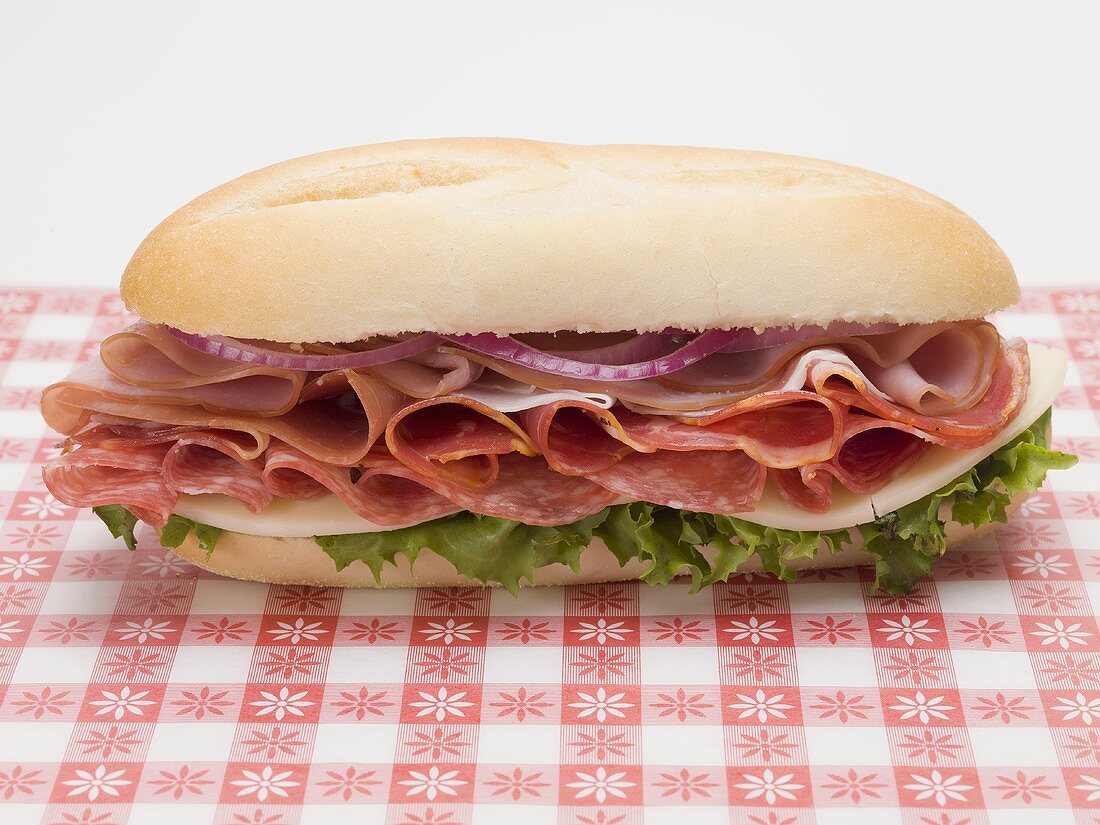 Sub-Sandwich mit Schinken, Salami und Käse