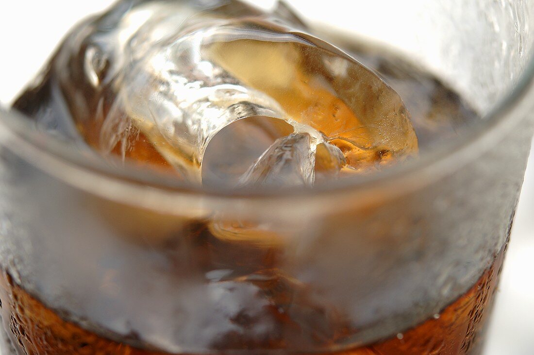Glas Cola mit Eiswürfeln (Close Up)