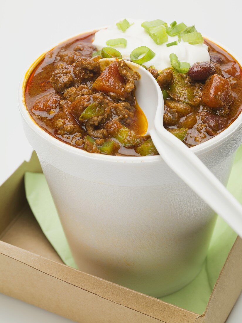 Chili con Carne mit saurer Sahne im Becher (mit Löffel)