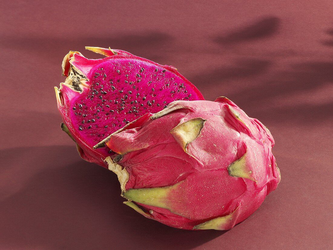 Rote Pitahaya, halbiert