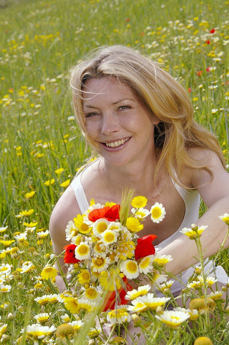 Frau auf sommerlicher Blumenwiese