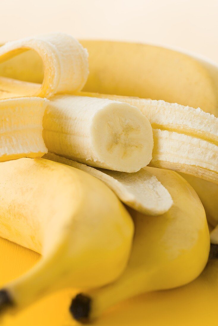 Frische Bananen, eine halb geschält