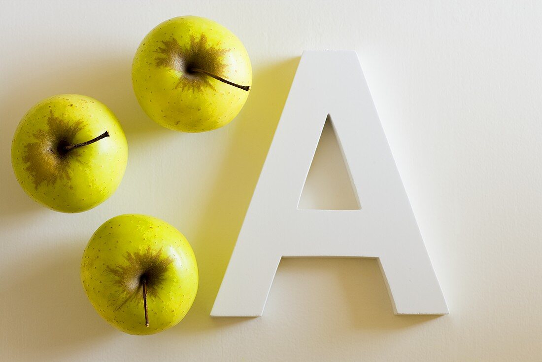 Drei Äpfel und Buchstabe A