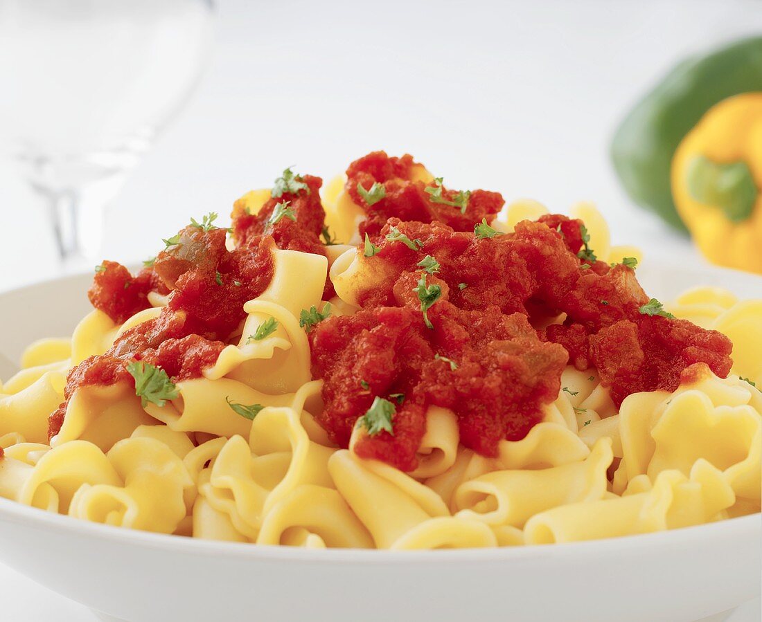 Pasta with tomato and pepper sauce