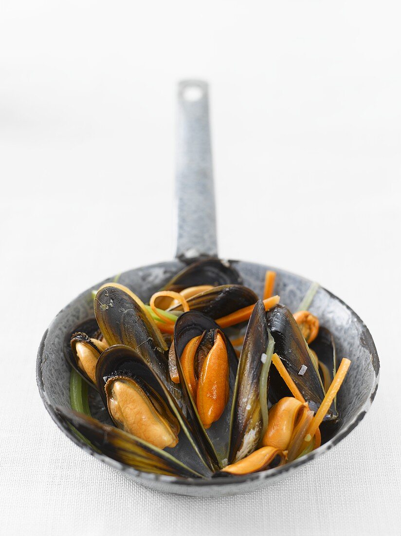Steamed mussels in frying pan