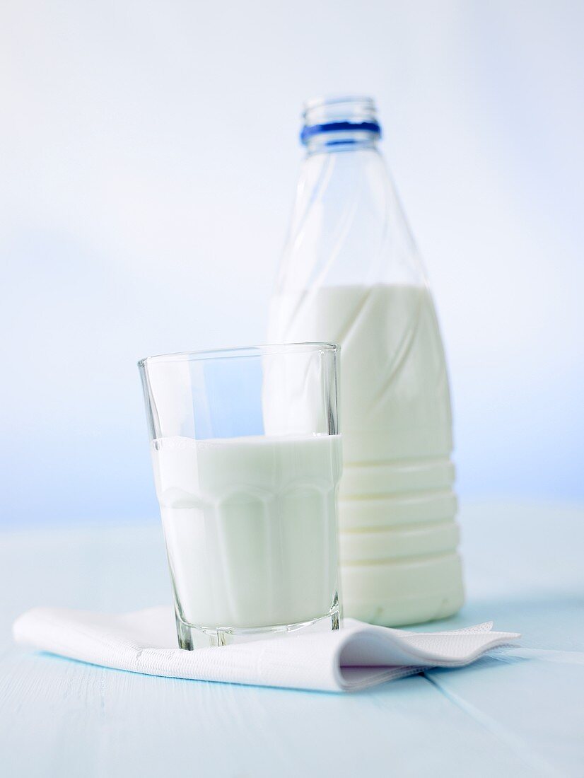 Milchglas und Milchflasche