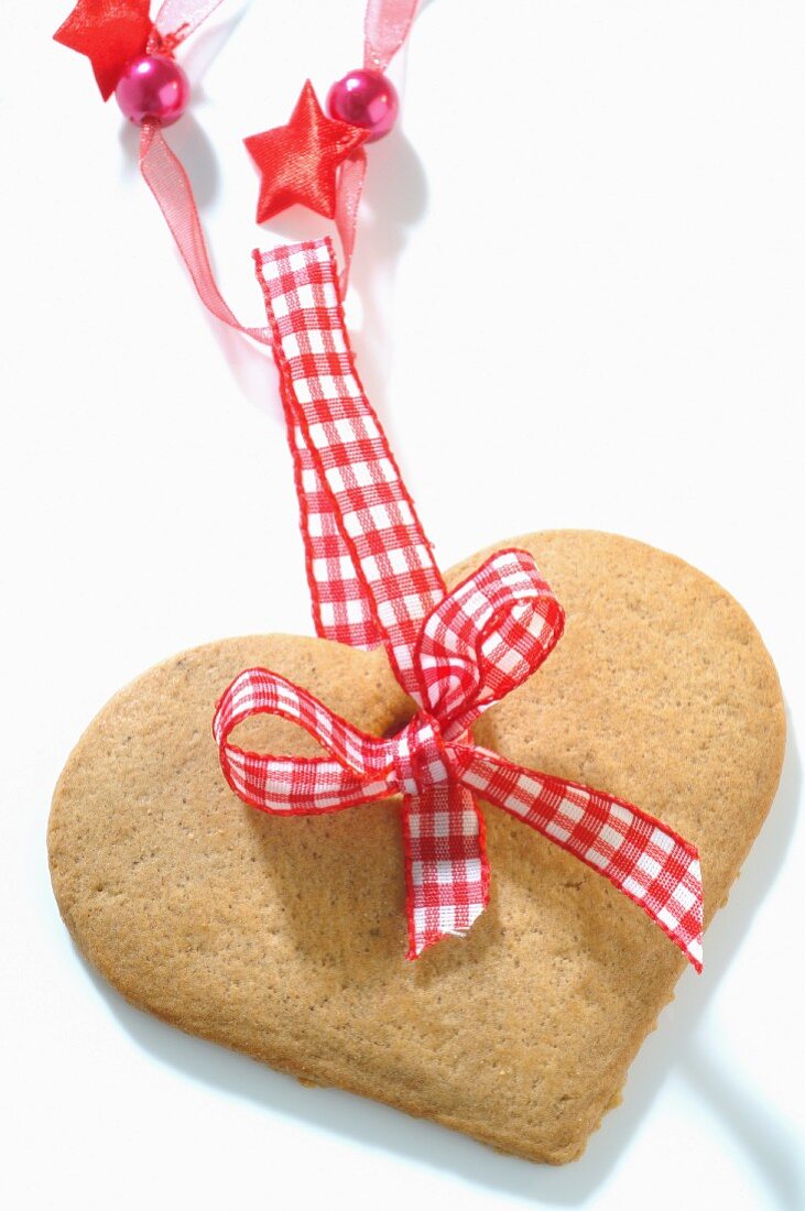 Heart-shaped gingerbread with checked ribbon