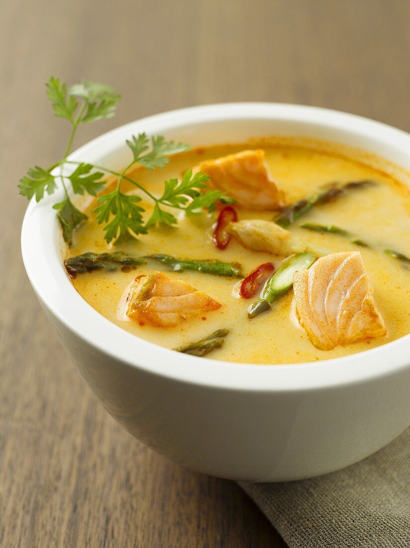 Lachssuppe mit Spargel und Chiliringen