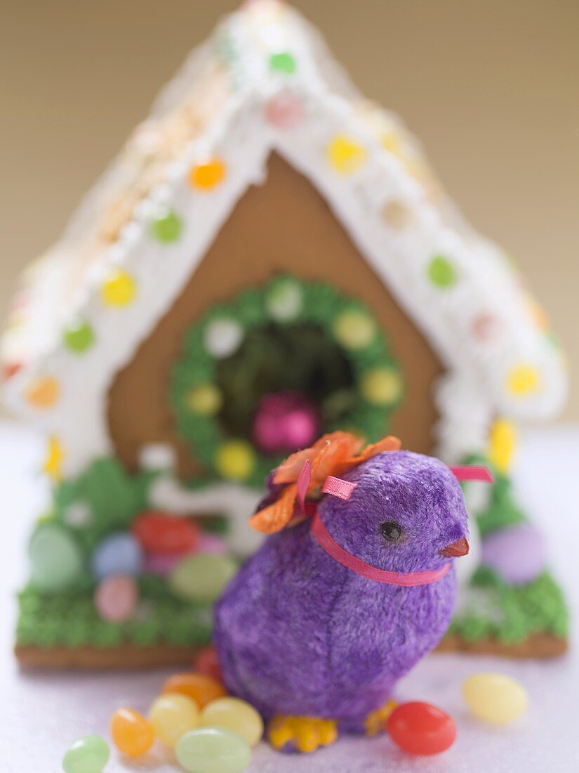 Lebkuchenhaus für Ostern und lila Küken