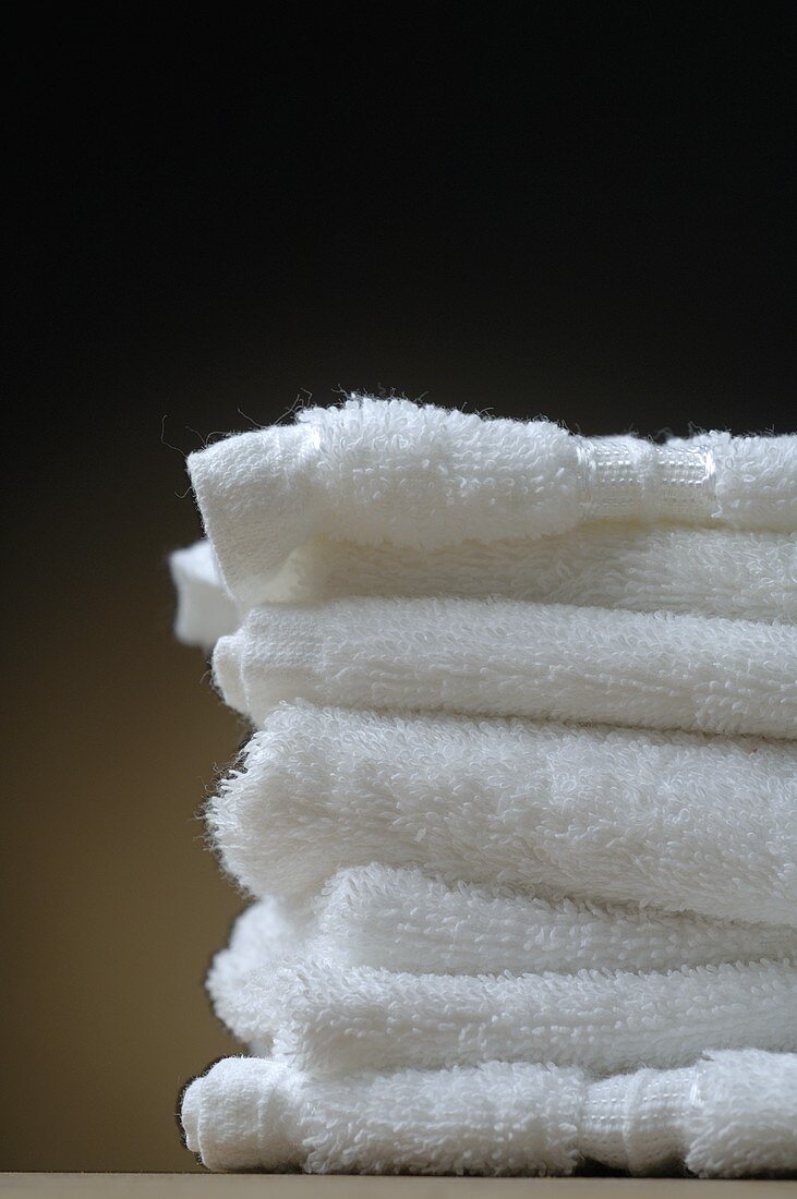weiße Handtücher, gestapelt