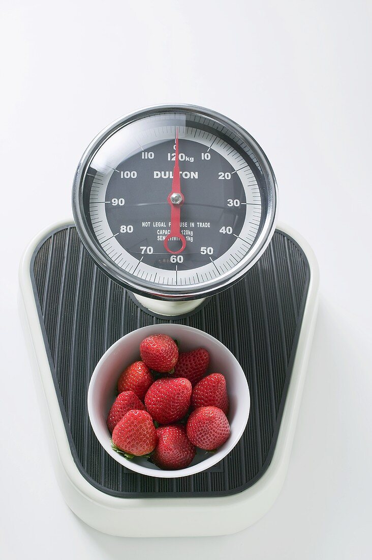 Frische Erdbeeren im Schälchen auf Waage