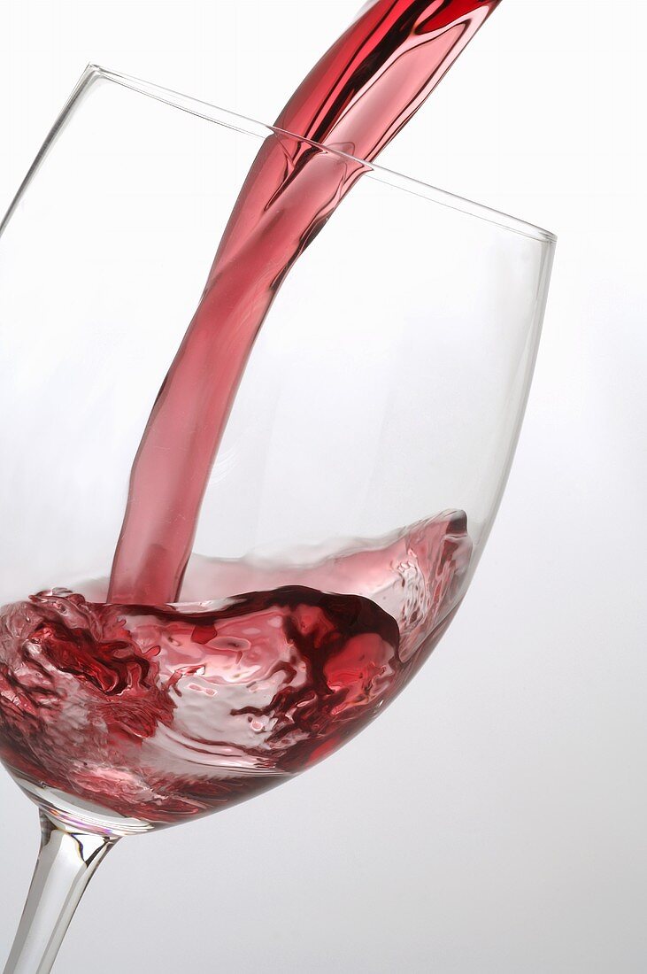 Rotwein in Glas einschenken