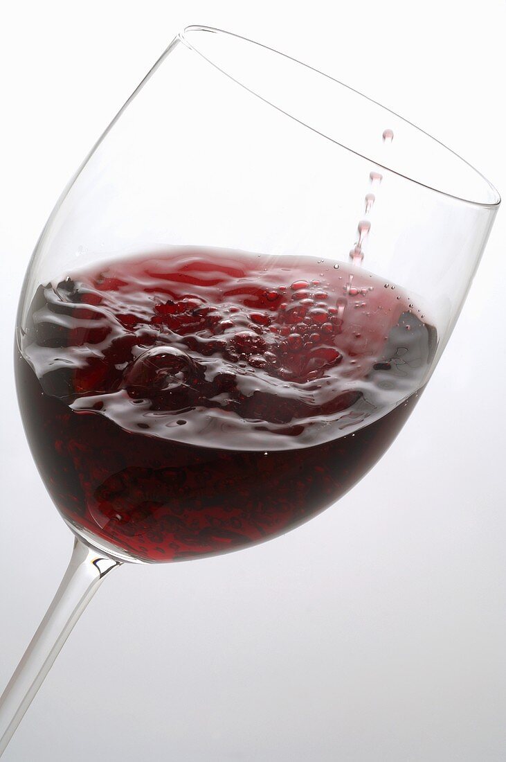 Rotwein im Glas schwenken