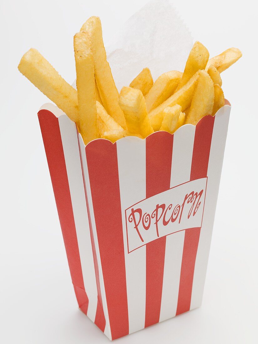 Pommes frites in gestreifter Tüte