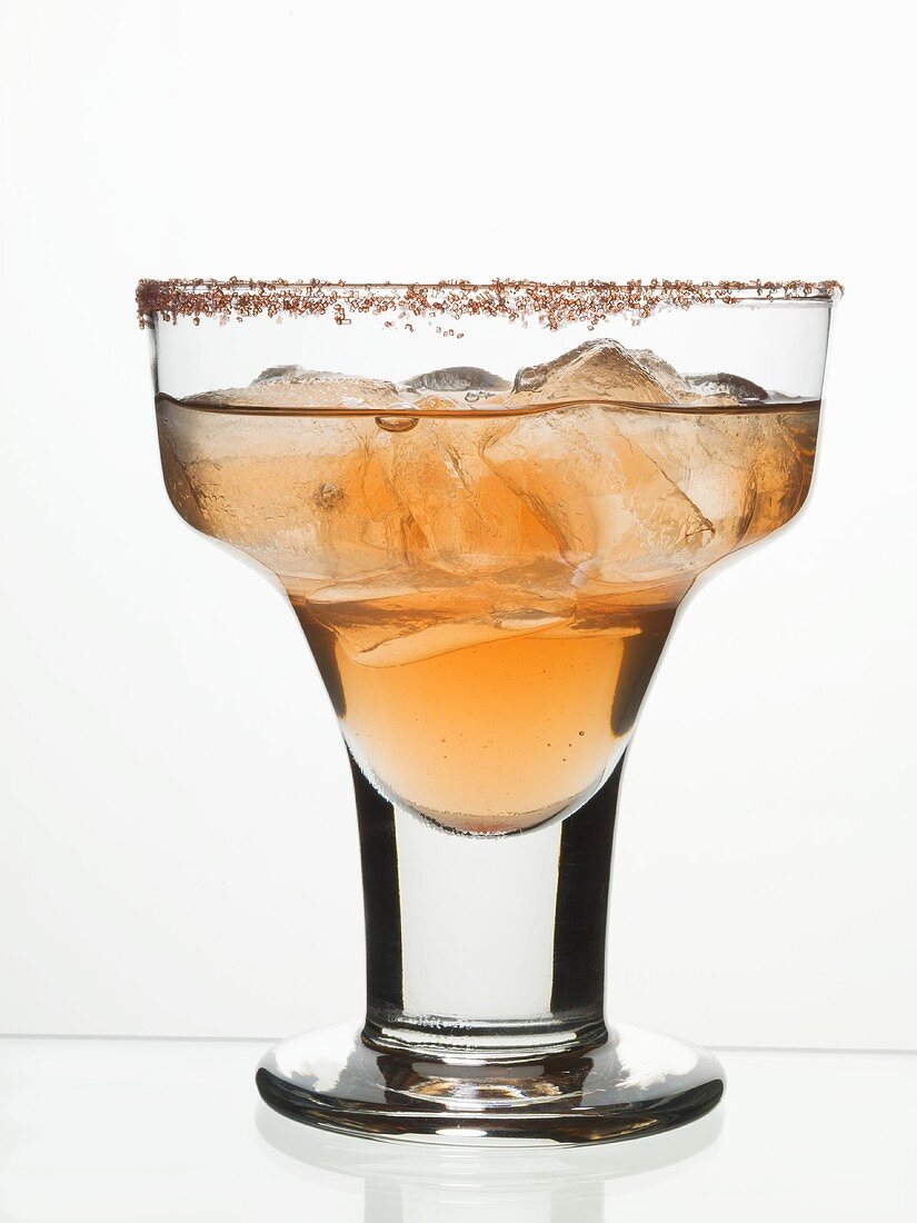 Cocktail im Glas mit Zuckerrand