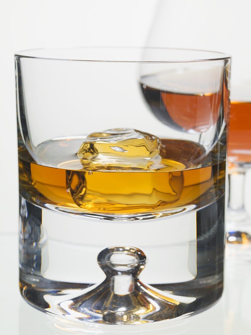 Whiskey und Cognac in Gläsern
