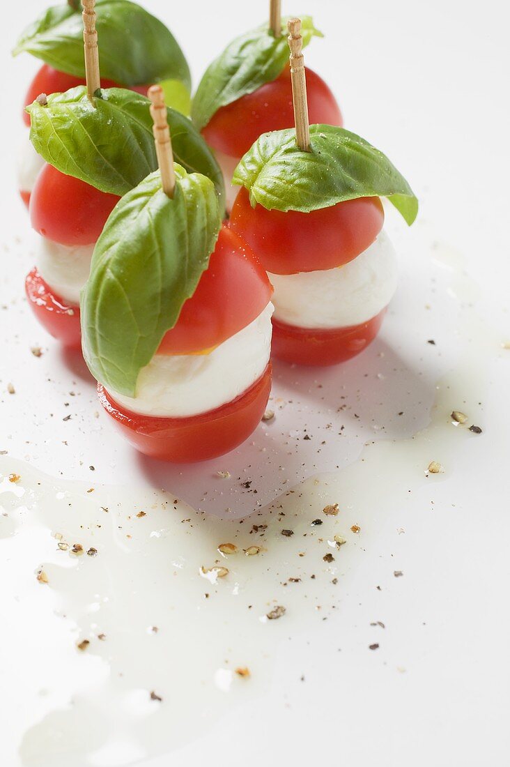 Tomaten-Mozzarella-Spiesschen mit Basilikum