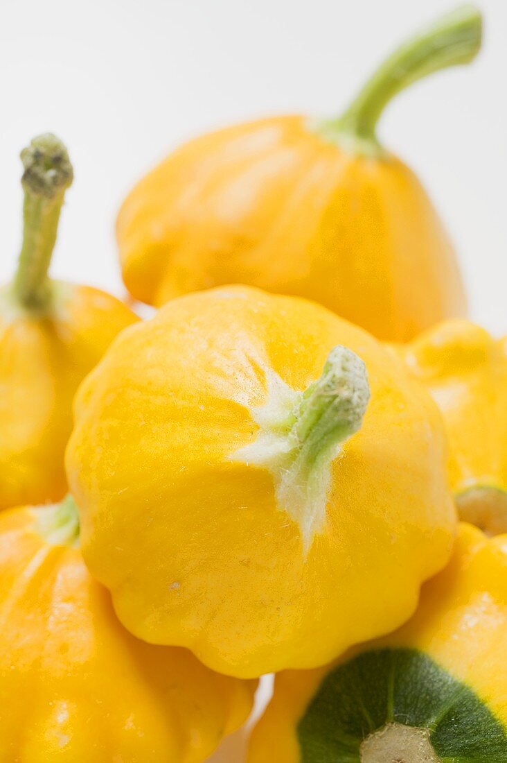 Yellow patty pan squashes (close-up)