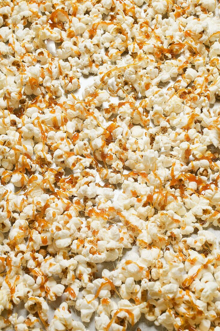 Popcorn mit Karamell (bildfüllend)