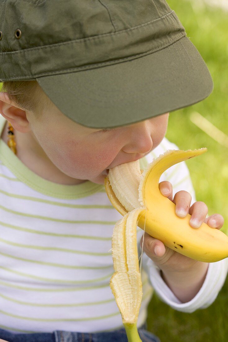 Kleinkind isst eine Banane